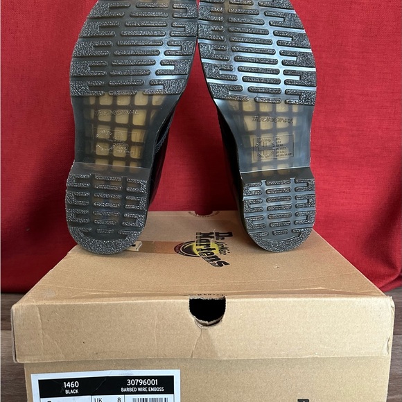 Dr. Martens 1460 8-Eye Barbed Wire Embossed Boots Unisex NIB men’s size 10 - Picture 5 of 7